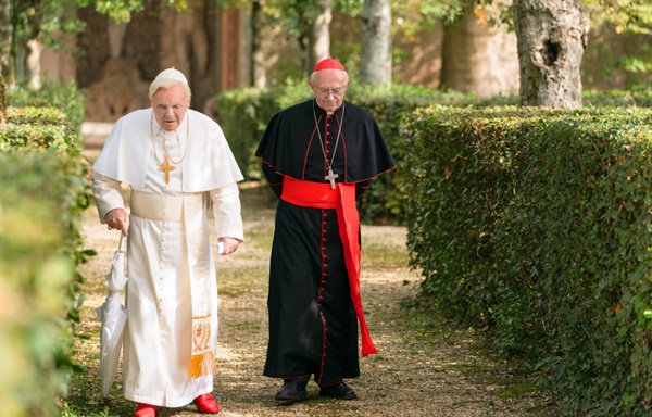 산책하는 베네딕토 16세와 베르골리오 산책하며 대화를 나누는 교황 베네딕토 16세와 베르골리오 추기경