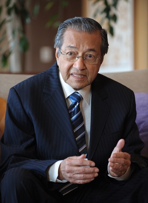 마하티르 총리는 말레이시아를 농업국가에서 중화학국가로 변신시키고 중진국의 대열에 올려 놓은 지도자이다 