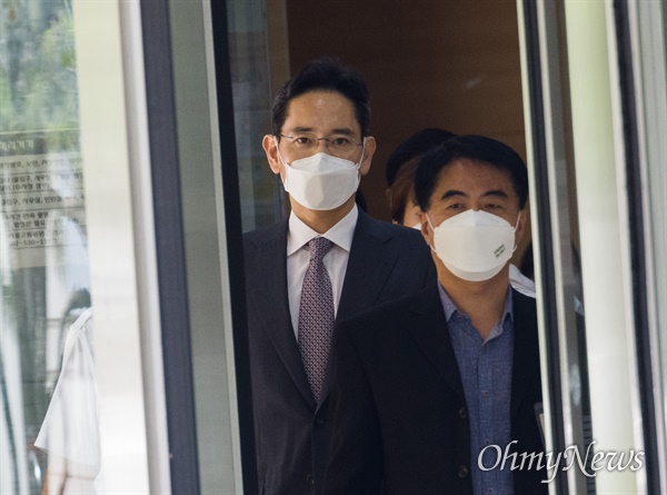 이재용 삼성전자 부회장이 가석방 된지 6일째인 19일 오전 서울 서초구 서울중앙지법에서 오전 공판을 마치고 법원을 빠져나가고 있다.
