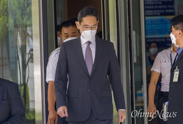 이재용 삼성전자 부회장이 가석방 된지 6일째인 지난달 19일 오전 서울 서초구 서울중앙지법에서 오전 공판을 마치고 법원을 빠져나가고 있다.