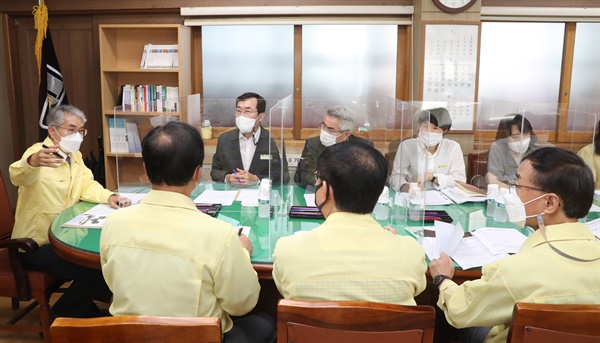 박종훈 경남교육감은 19일 창원중앙고등학교를 방문해 방역 상황 점검했다.