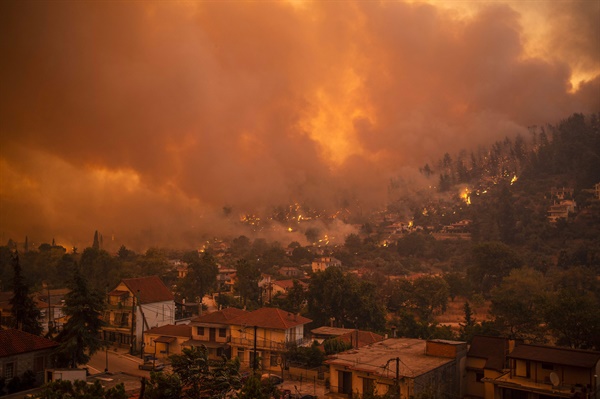 지난해 8월 8일(현지시간) 그리스 에비아섬의 구브스 마을로 산불이 접근하며 시뻘건 불길과 연기가 치솟고 있다. 전에 없던 기록적인 폭염 탓으로 그리스에서는 지난달 말부터 모두 55건의 산불이 난 것으로 집계됐다.