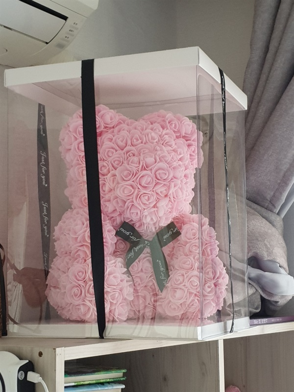 아기에게 300일 기념으로 선물한 귀여운 비누꽃 꼬마곰, 찬란하고 아름다운 분홍색이다.