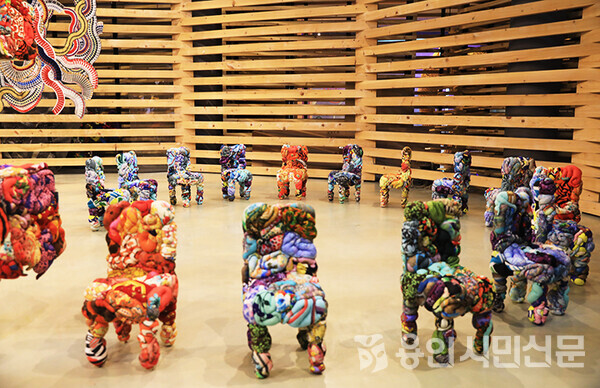 버려지는 인형을 해체하고 엮어 새로운 형태의 의자로 탄생시킨 김소영 작가의 새활용 작품.