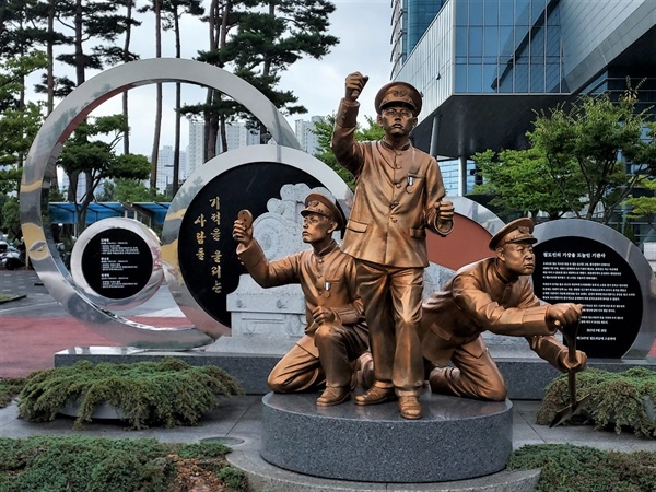 대전역 동광장에 세워져 있는 조형물 ‘기적을 울리는 사람들’은 김재현 기관사, 황남호, 현재형 기관 보조의 6.25 당시 작전 모습을 형상화 했다.