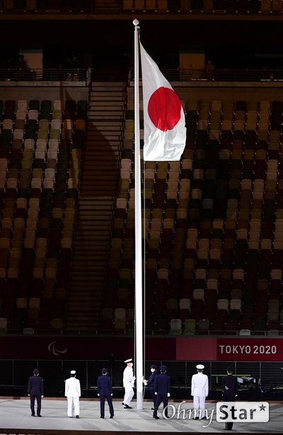 2020 도쿄 패럴림픽 개회식인 8월 24일 오후 8시 일본 도쿄 국립경기장(올림픽 스타디움)에서 열렸다. 일본 국기가 게양되고 있다.