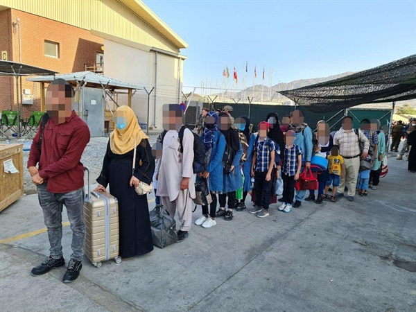 한국정부에 협력한 아프가니스탄 조력자와 가족들이 카불공항에서 한국행 수송기에 탑승하기 위해 대기하고 있다.