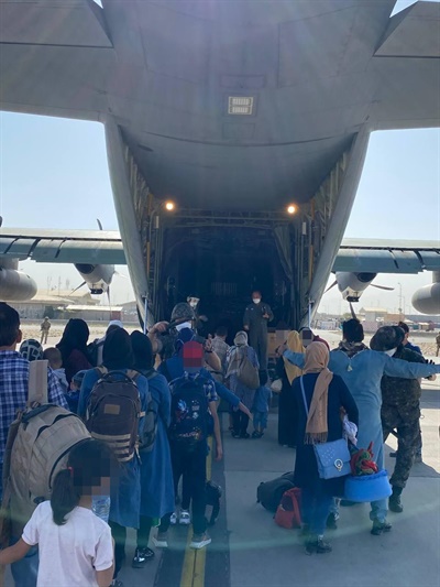 한국정부에 협력한 아프가니스탄 조력자와 가족들을 한국으로 데려오기 위한 작전이 시작된 가운데, 카불공항에서 신원확인 절차를 마친 이송자들이 한국 공군 수송기에 탑승하고 있다.