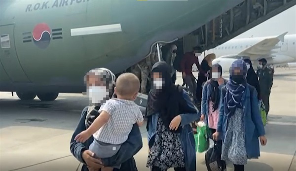 한국정부에 협력한 아프가니스탄 조력자와 가족들을 한국으로 데려오기 위한 작전이 시작된 가운데, 카불공항에서 한국 공군 수송기를 타고 파키스탄 이슬라마바드 공항에 도착한 아프간인들이 수송기에서 내리고 있다.