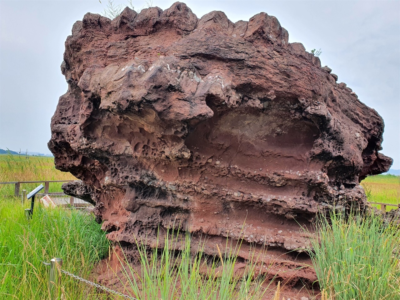 공룡알 화석산지에는 수많은 섬들이 육지가 되었고, 퇴적지층이 고스란히 드러나있다. 이 퇴적지층에서는 공룡알 화석들이 대거 남아있었다.