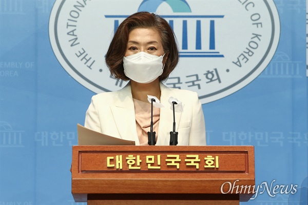 양이원영 무소속 의원이 지난 8월 26일 서울 여의도 국회 소통관에서 기자회견을 열고 있다. 