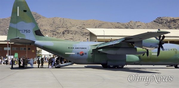 한국으로 이송될 아프간인 현지 조력자와 가족들이 8월 25일(수) 아프가니스탄 카불공항에서 공군 C-130J 수송기에 탑승하고 있다.