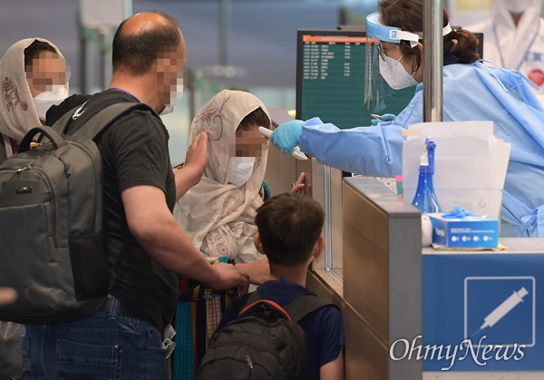 아프가니스탄에서 한국 정부 활동을 지원해온 아프간 현지인 직원 및 배우자 ,미성년 자녀, 부모 등 377명이 8월 26일 오후 인천 국제공항 통해 입국하고 있다.