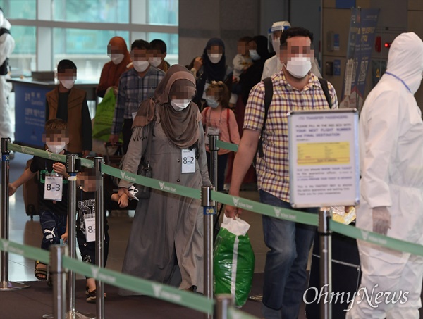 아프가니스탄에서 한국 정부 활동을 지원해온 아프간 현지인 직원 및 배우자 ,미성년 자녀, 부모 등 377명이 26일 오후 인천 국제공항 통해 입국하고 있다.