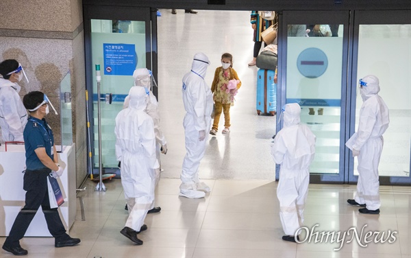 26일 오후 인천공항 1터미널에서 아프간에서 한국을 도왔던 조력자들이 특별입국자 신분으로 입국하고 있다.