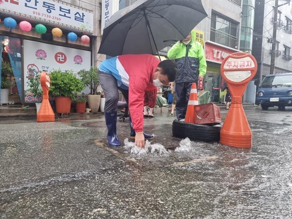 박성민 국민의힘 의원(울산 중구)가 지난 25일 태풍 '오마이스'로 수해를 입은 울산 태화시장을 찾았다. 
