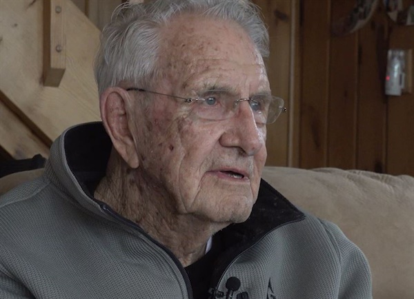  92세의 멜스미스, 메러디스 빅토리호의 3등 기관사로 1950년 12월 흥남부두에 있었다