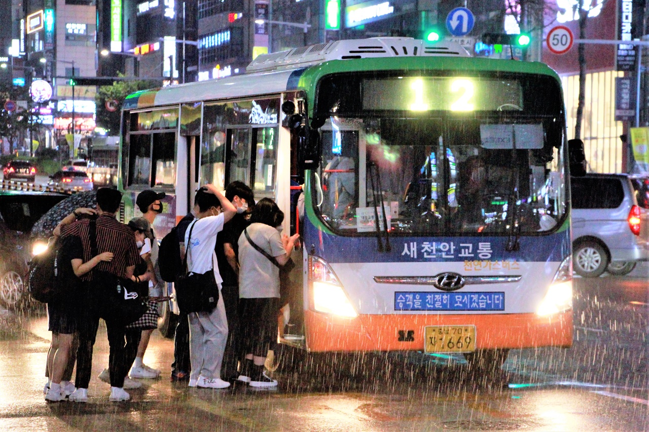 천안시 시내버스 대다수가 정차하는 신부동 종합터미널 앞에서 시민들이 버스에 오르고 있다.