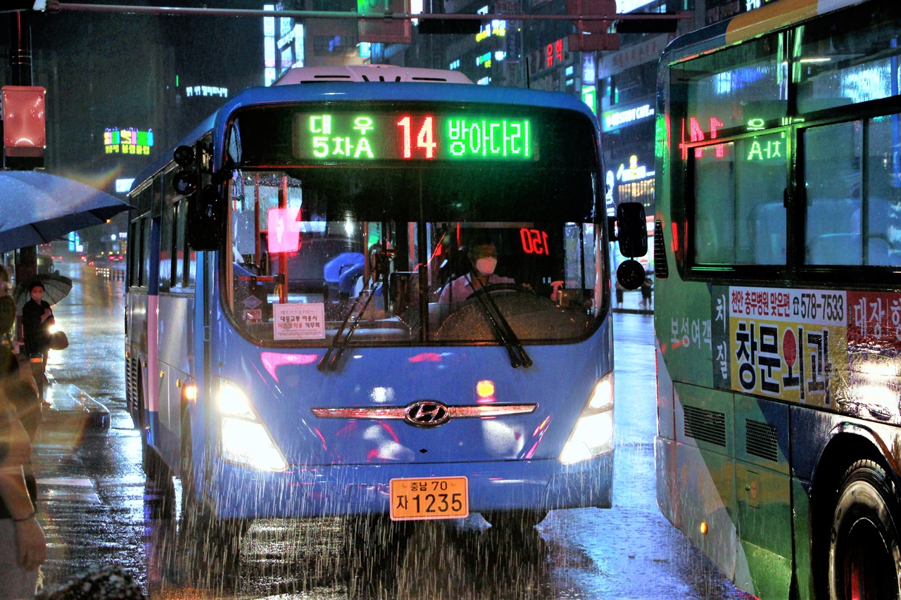 천안 시내버스 디자인 개선사업에 따라 새 옷을 갈아입은 시내버스.