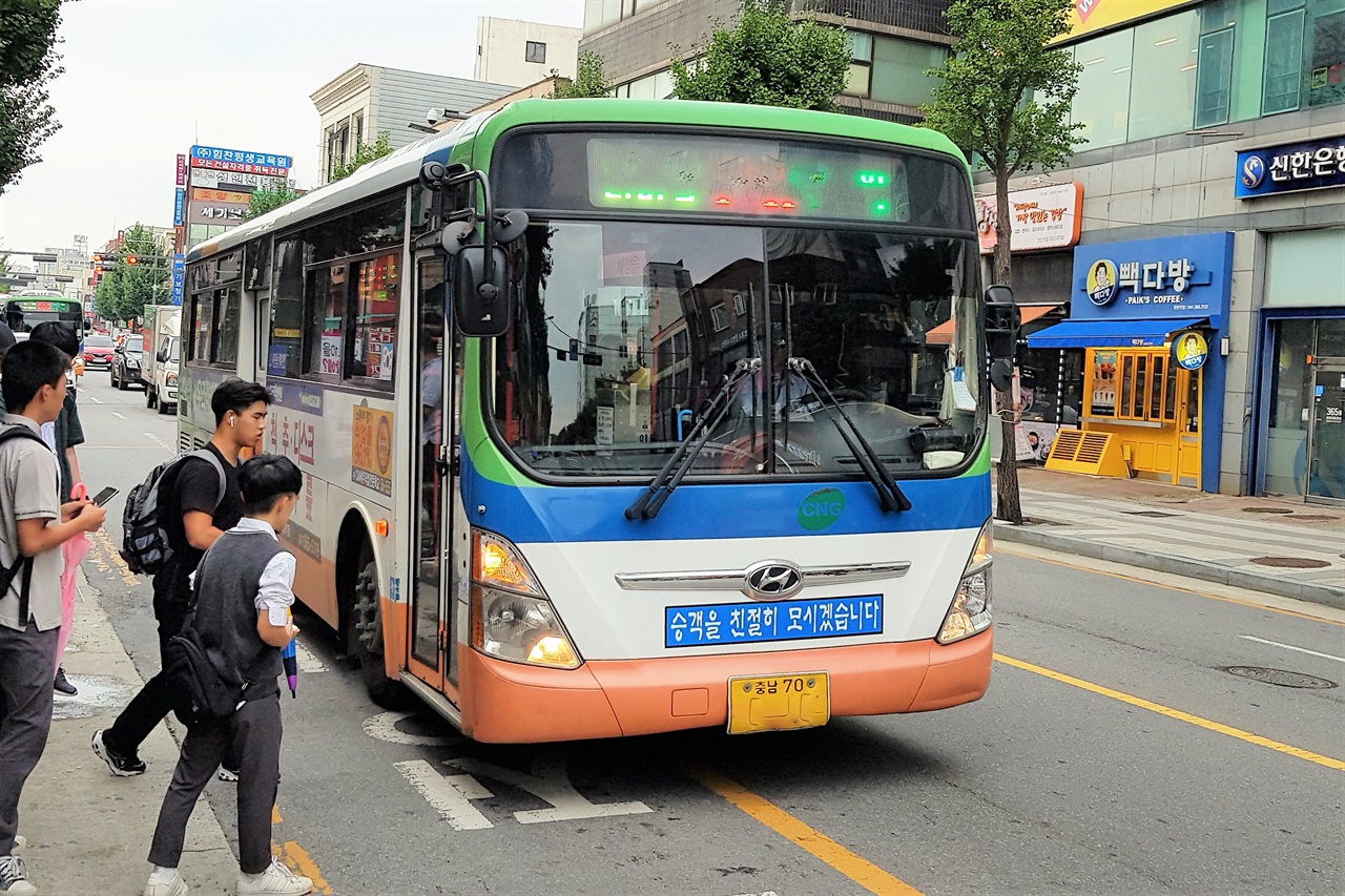 천안 시내버스 앞머리에 "승객을 친절히 모시겠다"는 표지가 선명하다. 천안시 시내버스가 악명을 넘어 '가장 안전한 버스'로 거듭날 수 있을까. (코로나19 범유행 이전 촬영)