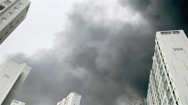 평택시 칠괴동 585공장(신성팩)에서 불이 나 연기가 인근 아파트를 덮쳤다.