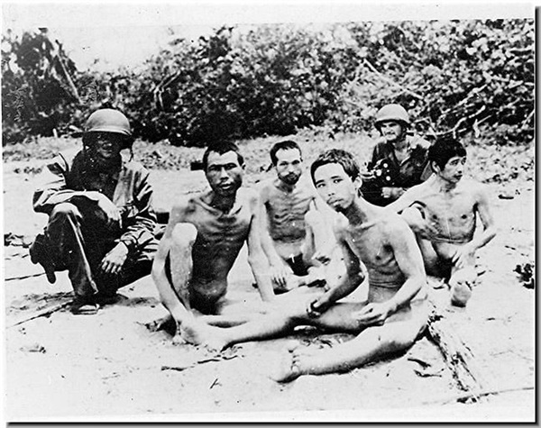 뉴기니의 일본군은 본국으로부터 보급이 끊긴 채 기아와 질병에 시달렸다.