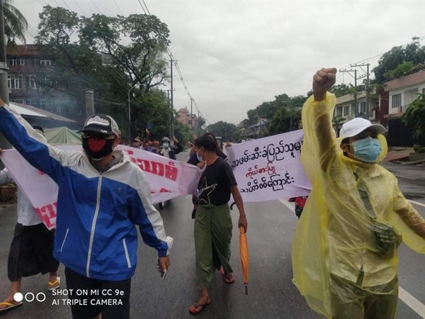 31일 만달레이 아웅메이따잔 교육단체가 체포된 사람들 석방 요구하며 시위