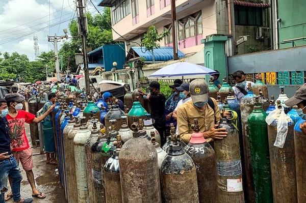 미얀마에서는 코로나19 환자들에게 필요한 산소통이 부족하다. 