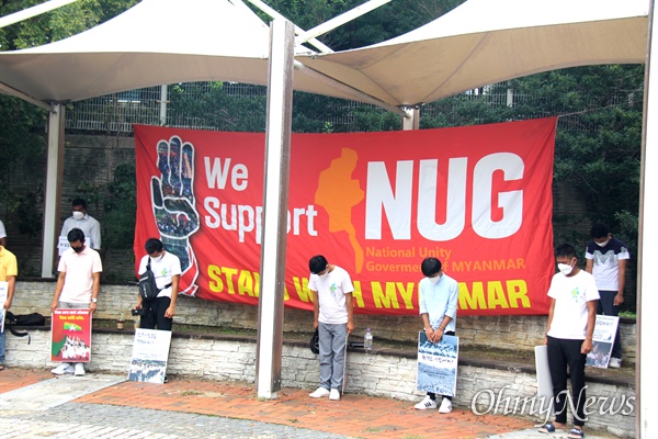 5일 오후 창원역 광장에서 열린 '미얀마 민주주의 연대 27번째 일요시위'. 희생자 추모 묵념.