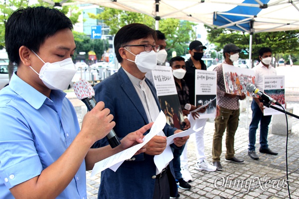 5일 오후 창원역 광장에서 열린 '미얀마 민주주의 연대 27번째 일요시위'.
