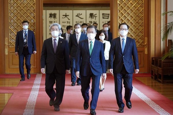 문재인 대통령이 6일 청와대에서 고승범 금융위원장(왼쪽), 박종수 북방경제협력위원장에게 임명장을 수여한 후 접견실로 이동하고 있다.