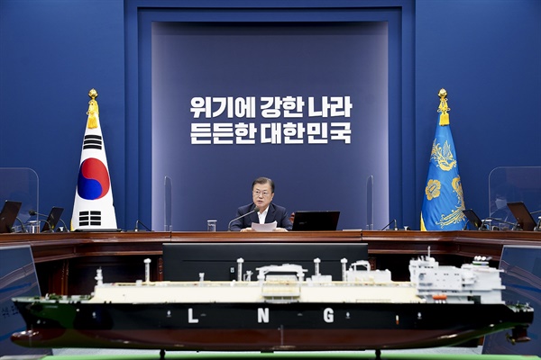 문재인 대통령이 6일 청와대에서 조선산업 성과와 재도약 전략을 의제로 열린 수석보좌관회의에서 발언하고 있다.