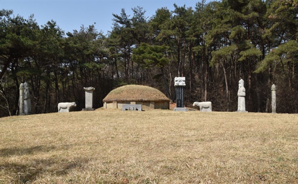광주광역시 기념물 제3호로 지정된 ‘전상의(全尙毅 1575~1627) 장군 예장석묘’ 아랫부분에 둘레석이 둘러져 있고 묘 앞에는 1857년에 세운 묘비와 문인석과 무인석이 장군을 호위하고 있다