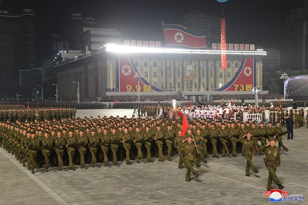 북한이 정권수립 기념일('9·9절') 73주년을 맞아 자정에 남쪽의 예비군격인 노농적위군과 경찰격인 사회안전무력의 열병식을 진행했다고 조선중앙통신이 9일 보도했다. 2021.9.9