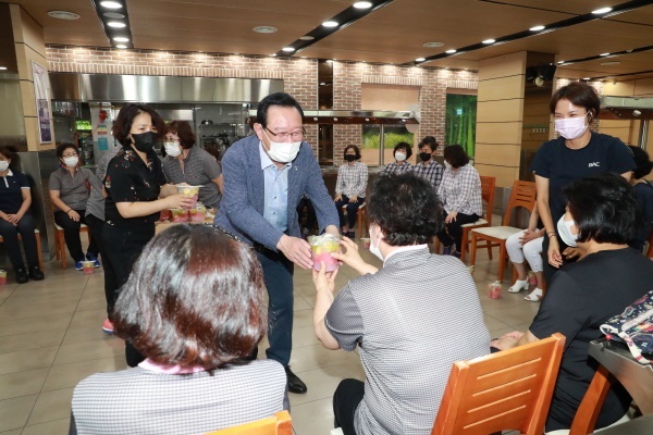  송철호 울산시장이 7월 30일 울산시청 구내식당에서 공무직 직원들과 수박화채를 나누고 있다
