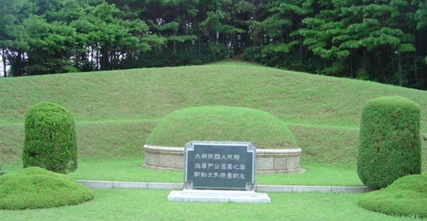 충남 아산에 위치한 윤보선 전 대통령 묘소. 그는 독재자와 함께 묻히기 싫다며 국립현충원 안장을 거부하고 가족묘에 묻혔다. 