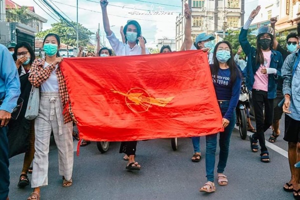 만달레이에서 총대학생들의 반독재 시위