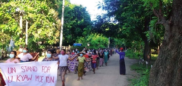 사린질시 펑까따 마을에서 반독재 시위