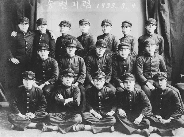 1933년 3월 4일 촬영한 군산중학교 송별 기념사진이다. 당시 군산중학교는 전북에서 하나뿐인 중학교였다. 제일 뒷줄 오른쪽에서 두 번째가 김수경이다. 군산중학교 졸업 후 김수경은 경성제국대학에 진학했다.