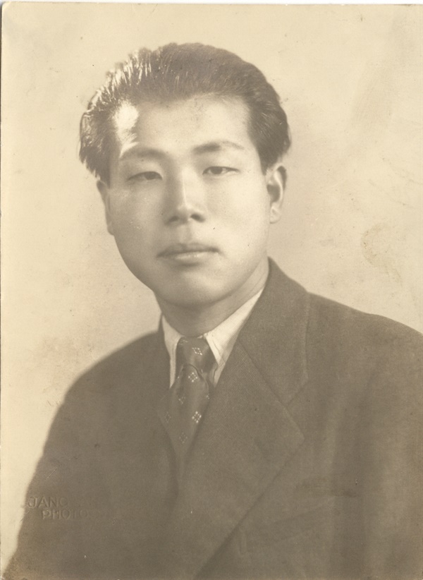 그는 1940년부터 1944년까지 도쿄제국대학 대학원에서 유학했다. 도쿄 유학 시절인 1942년 촬영한 사진이다. 원광대 최경봉 교수는 14개 언어를 구사한 천재 언어학자 김수경을 국어학 분야 '최초의 구조주의자'로 평가했다.
