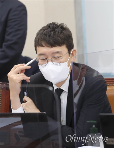 국민의힘 김웅 의원이 13일 오전 서울 여의도 국회에서 열린 환경노동위원회 전체회의에 참석, 잠시 눈을 감고 있다.