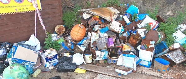 거제지역 해안 곳곳에 어민들과 낚시꾼들이 버린 폐어구 및 각종 쓰레기들이 쌓여 있다.