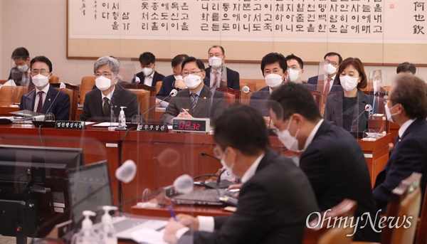 박범계 법무부 장관이 14일 오전 서울 여의도 국회에서 열린 법제사법위원회 전체회의에서 의원들의 질의에 답변하고 있다.