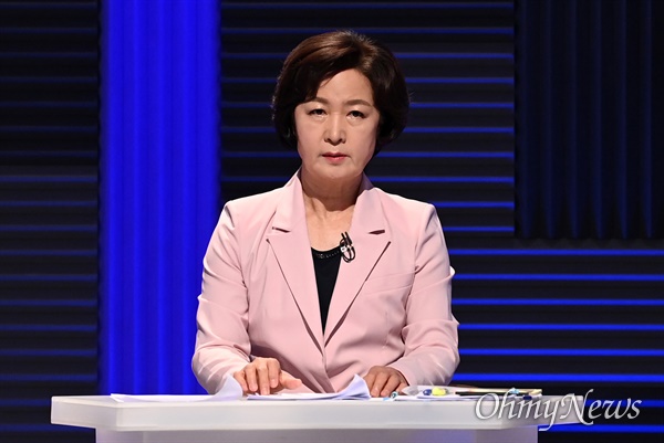 더불어민주당 추미애 대선 경선 후보가 지난 14일 오후 서울 마포구 상암동 MBC 사옥에서 열린 MBC 100분 토론에 참석해 리허설을 하고 있다.
