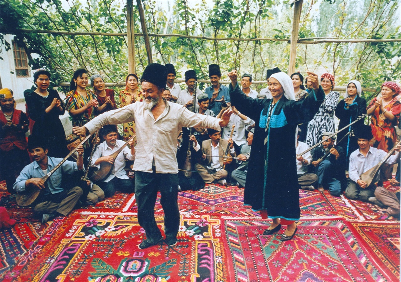 노래, 악기, 음악과 춤이 함께 어우러진 위구르 전통 민속예술인 무캄(Uyghur Muqam)은, 2005년 11월 유네스코에 의해 세계인류구전 및 무형문화유산으로 지정되었으며 전 세계 애호가들의 사랑을 받고 있다.  