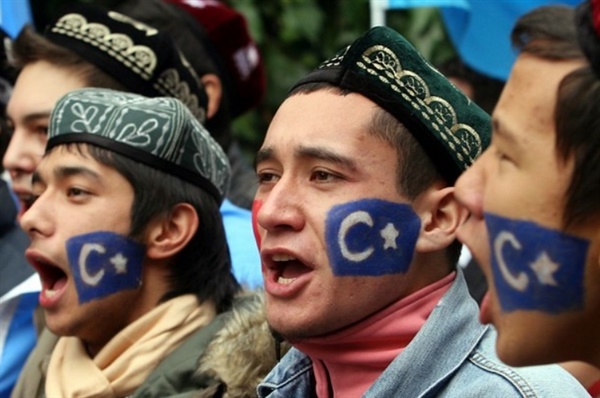 터키 이스탄불주재 중국 영사관 앞에서 전통 모자인 도파를 쓰고 뺨에 동투르키스탄 공화국 국기를 그린 위구르 인들이 중국의 위구르 탄압 항의 집회를 하고 있다. 