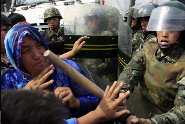 동투르키스탄 수도 우루무치에서 중국군대가 항의하는 위구르 여성들에게 진압봉을 휘두르고 있다. 