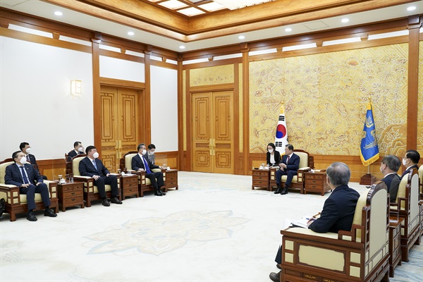 문재인 대통령이 15일 청와대 본관 접견실에서 왕이 중국 국무위원 겸 외교부장을 접견하고 있다.