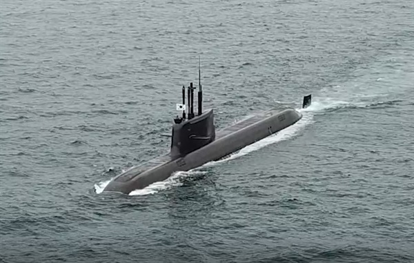 우리나라가 독자 개발한 잠수함발사탄도미사일(SLBM)을 탑재한 도산안창호함(3천t급)이 15일 시험발사를 위해 이동하고 있다. 이날 발사시험은 국방과학연구소(ADD) 종합시험장에서 문재인 대통령을 비롯해 정부와 군의 주요 인사들이 참석한 가운데 이뤄졌다. SLBM은 잠수함에서 은밀하게 운용할 수 있으므로 전략적 가치가 높은 전력으로 평가된다. 현재 미국, 러시아, 중국, 영국, 프랑스, 인도 등 6개국만 운용하고 있는 무기체계로, 한국이 세계 7번째 SLBM 운용국이 됐다.