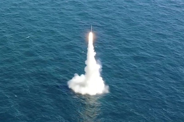 우리나라가 독자 개발한 잠수함발사탄도미사일(SLBM)이 15일 도산안창호함(3천t급)에 탑재돼 수중에서 발사되고 있다.